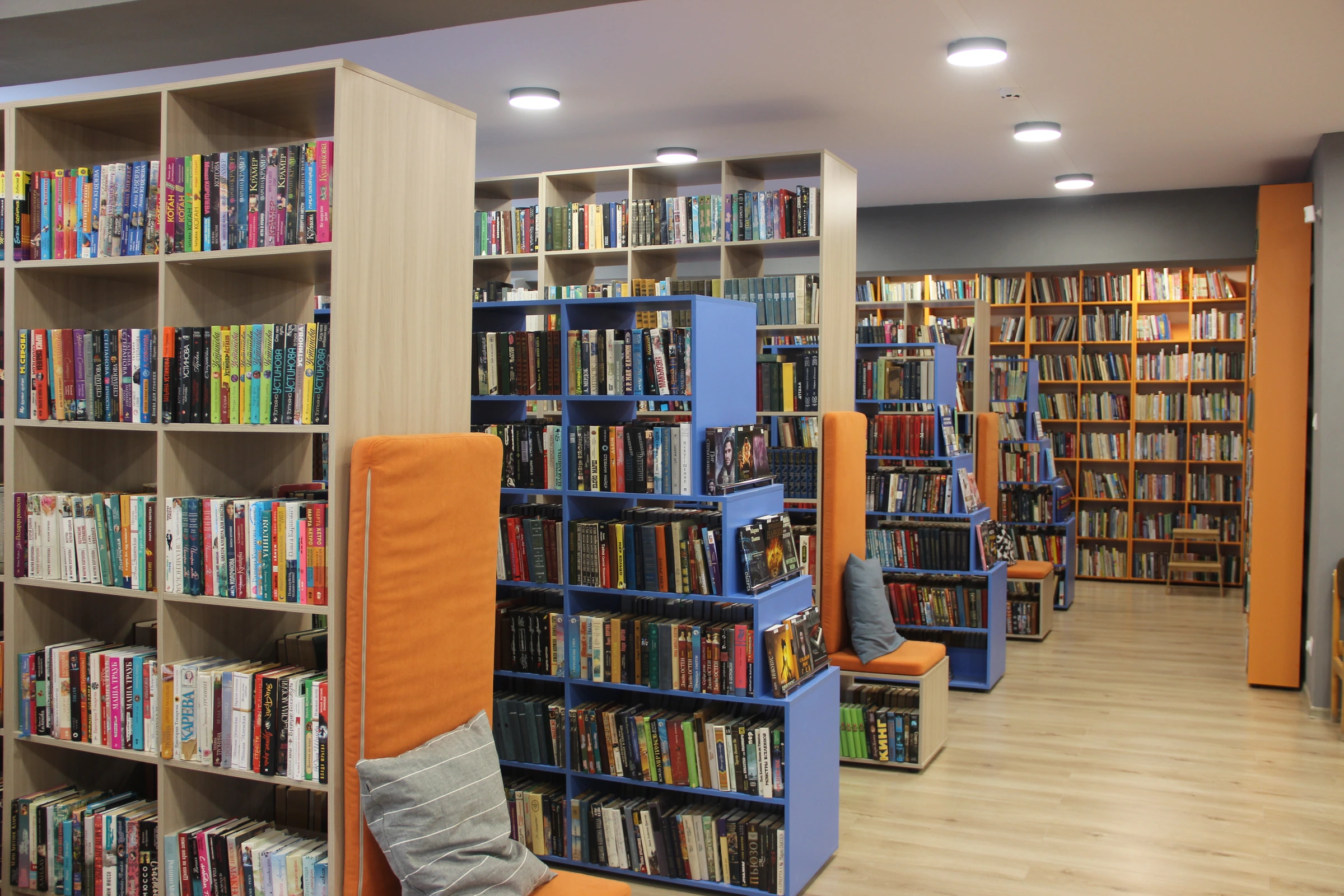 Книжные стеллажи Центральной библиотеки города Чернушка